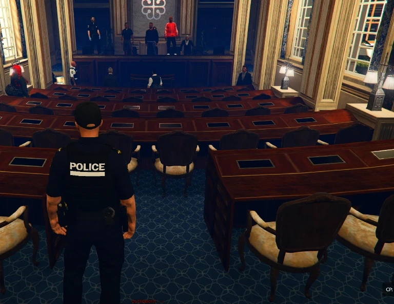 Policier au fond d'une salle de conseil aux bancs de bois