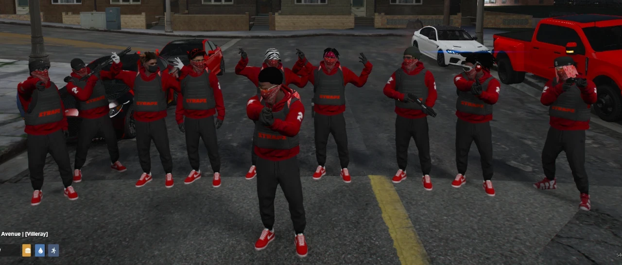 Groupe en rouge aligné dans une rue, la nuit