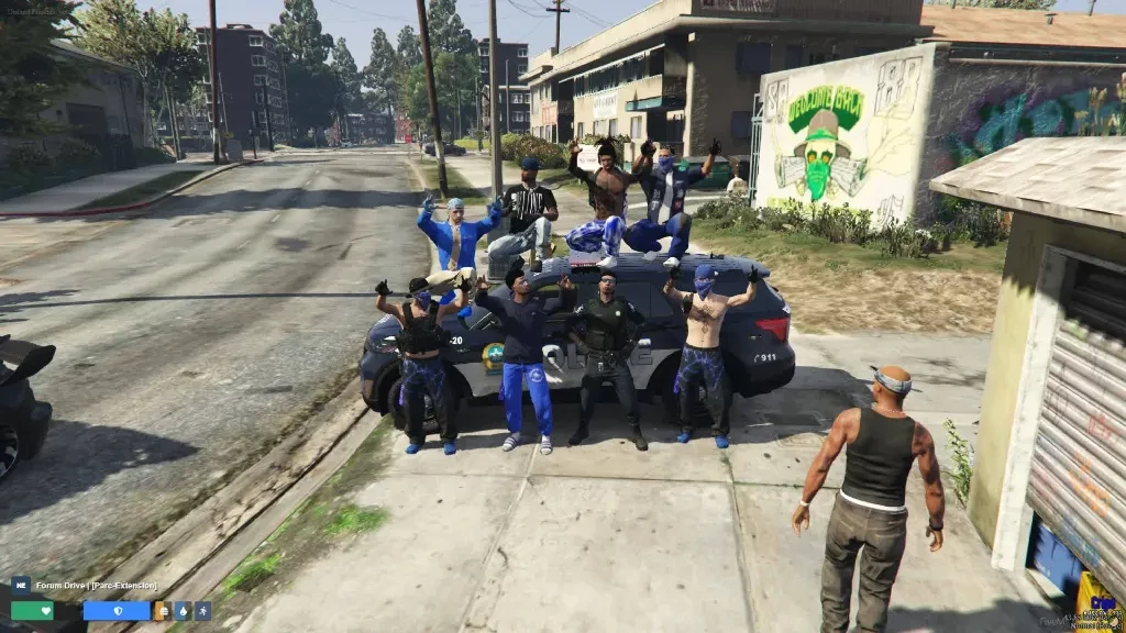 Groupe mains en l'air devant un véhicule de police, en pleine rue